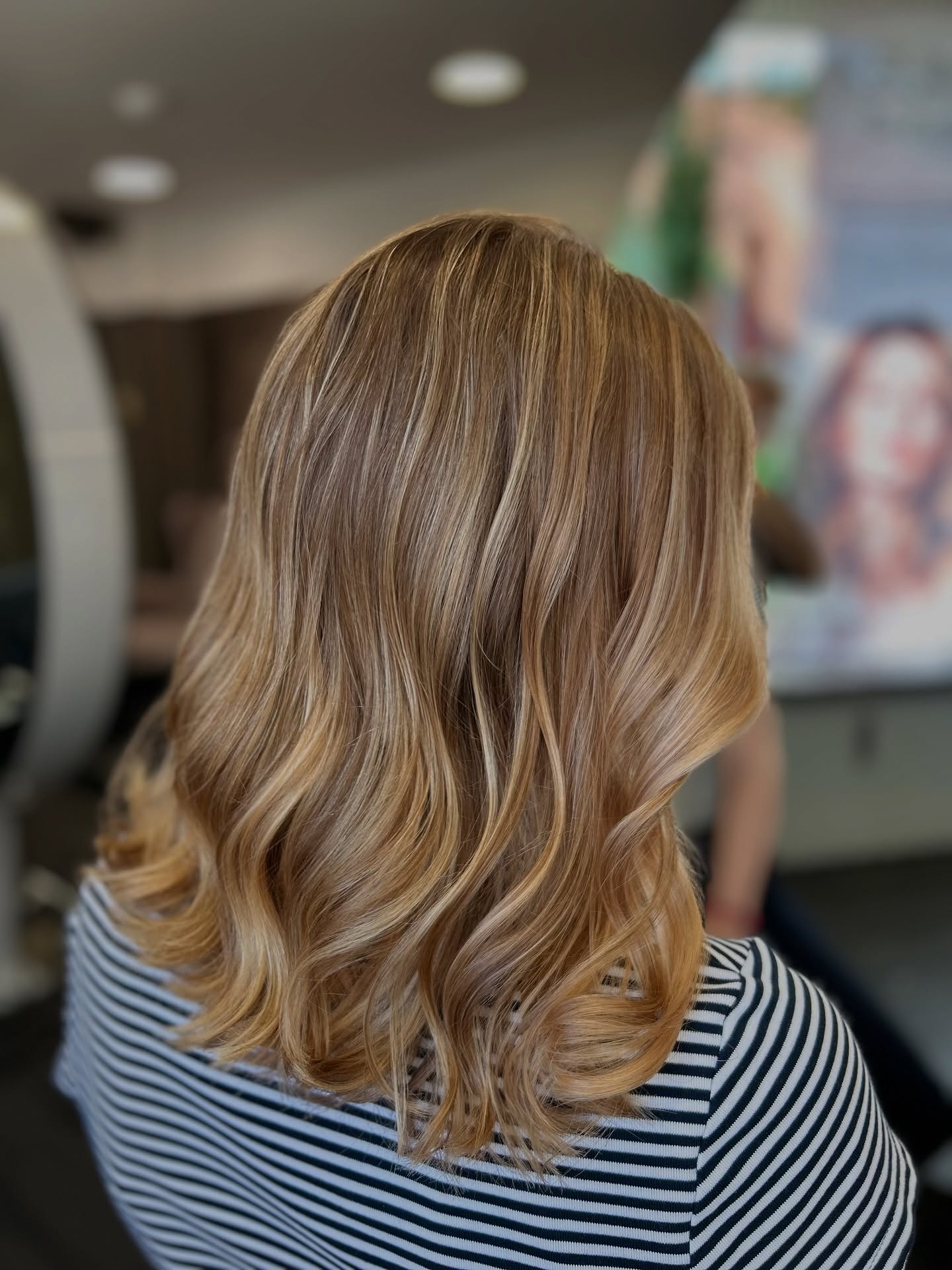 ✨ Sonnige Highlights & natürlicher Glanz ✨
Unsere Kundin kam heute mit ihrer Naturhaarfarbe zu uns und hatte den Wunsch nach frischen, strahlenden Highlights – dabei sollte das Ergebnis aber natürlich wirken und perfekt zu ihrem Haarton passen.
Dafür haben wir zwei Techniken miteinander kombiniert:
Mir einer Balayage und einer Foliage haben wir dieses wunderschöne weiche Ergebnis erziehst.
Zum Abschluss haben wir das Haar mit einem Shinefinity Gloss 09/36 veredelt. Dadurch erhält die Farbe einen harmonischen Ton, mehr Leuchtkraft und einen wahnsinnig wunderschönen Glanz, der das Haar gesund und gepflegt wirken lässt.
Das Ergebnis: Ein frischer, lebendiger Look mit sanften Wellen, die die Highlights perfekt in Szene setzen – natürlich, modern und einfach zum Verlieben. 💛🌿
⸻
#homeofhairbremen #wellebewegt #balayage #foliage #shinefinity #highlights #hairtransformation #healthyhair #hairgoals #glossyhair #naturalblonde #freshlook #hairlove #hairstyle #modernhair #friseur #friseurliebe #hairinspo #friseurbremen