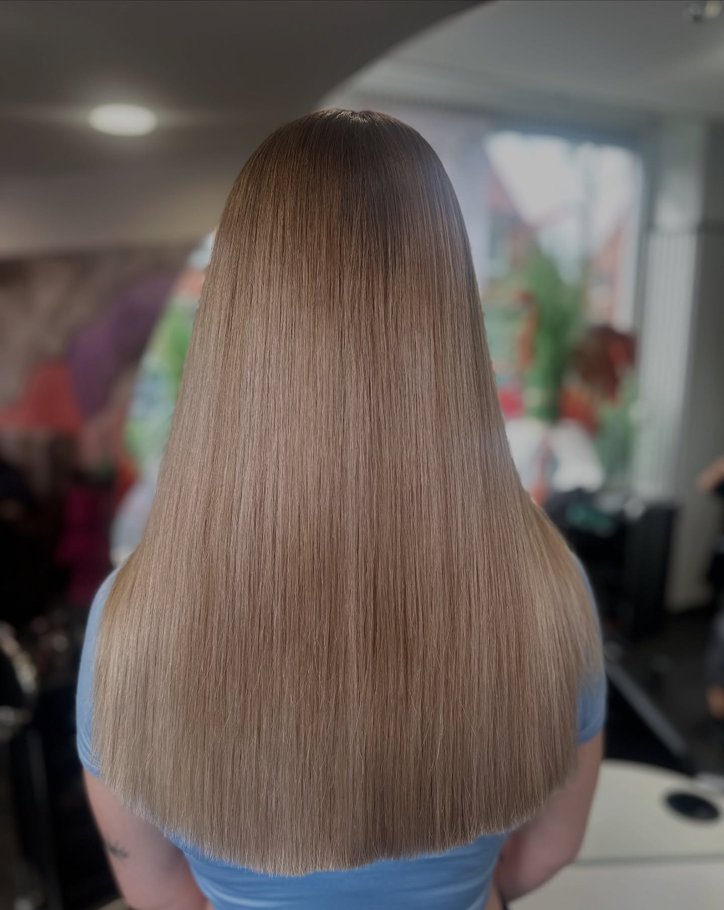 Balayage Refresh: Hello Shine! 🌿
Unsere Kundin war nach 4 Monaten immer noch happy mit ihrer Balayage, wollte aber wieder etwas Frische ins Haar bringen. 
Ihr Wunsch: ein softerer Übergang, ein kühleres Blond und ganz viel Glanz.
Wir haben mit Shinefinity gearbeitet und es direkt am Platz ins trockene Haar aufgetragen, 20 Minuten Einwirkzeit und voilà
Ein traumhaftes, kühles Blond mit weichen Übergängen und einem gesunden, glänzenden Finish. ✨
#wellabewegt #freshup #shinefinity #glanz #bremen #friseurbremen