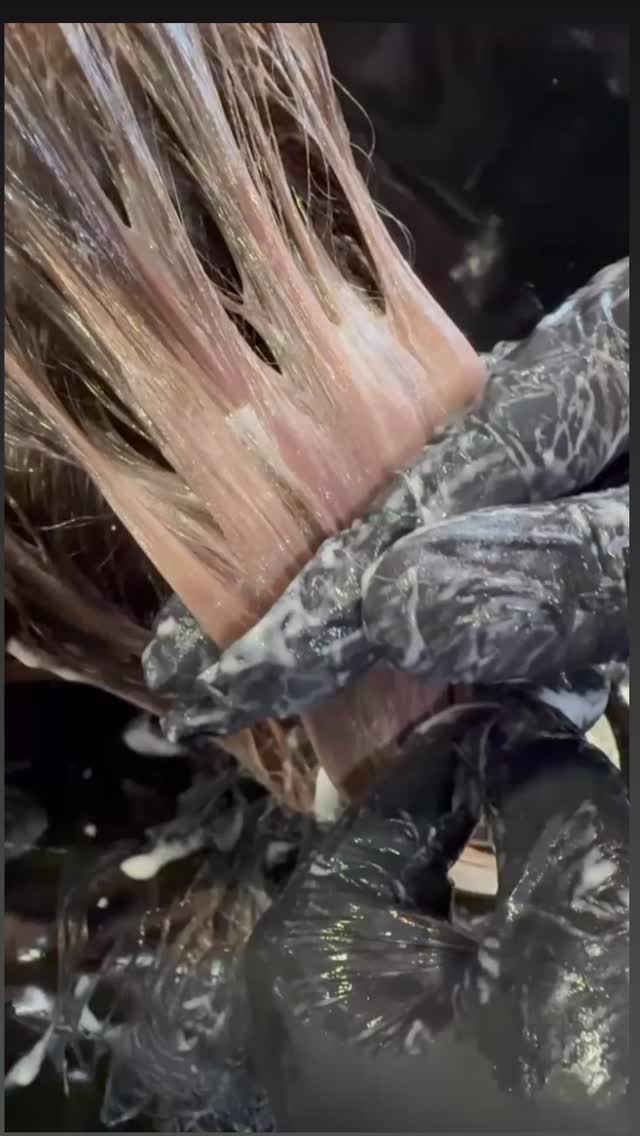 ✨Shinefinity von Wella - seit Juni sind wir einfach
hin und weg! Eines der schönsten Veredelungsprodukte, die wir bisher ausprobieren durften. Wir lieben den atemberaubenden Glanz, die unkomplizierte Anwendung und sind nach wie vor restlos begeistert.✨
#homeofhairbremen #wellabewegt #shinefinity #friseurarsten #friseurebremen #glanz