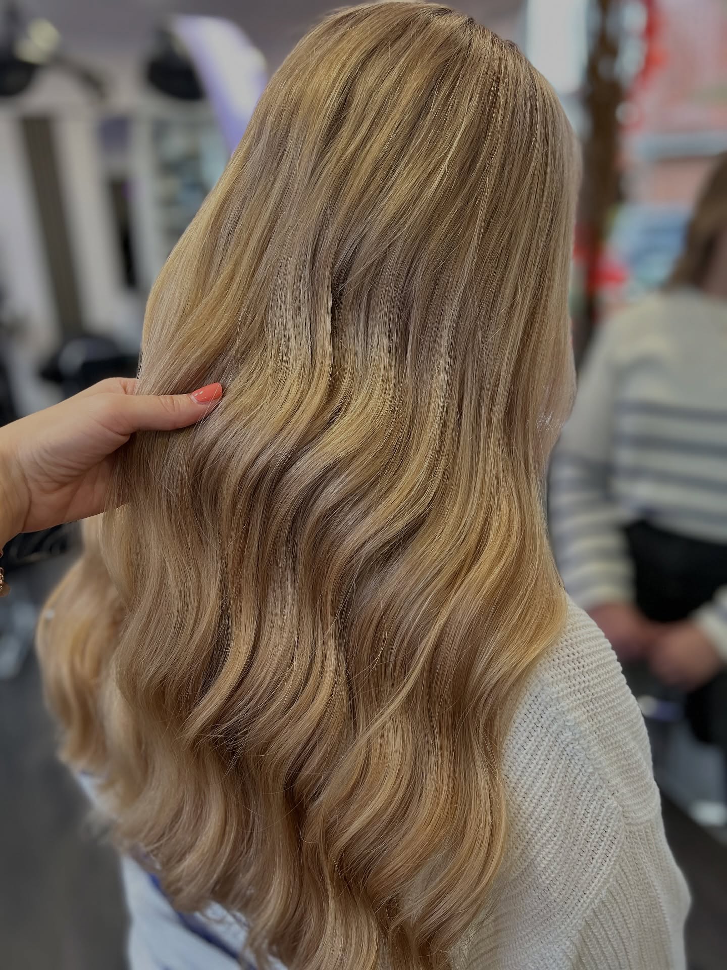 Manchmal sind die Tage so, dass man das Vorherbild einfach vergisst – weil das Ergebnis für sich spricht.
Unsere neue Oat Milk Balayage: ein superweiches, cremiges Blond mit sanften Übergängen und natürlichem Glanz. ☀️
Ein Look, der wie ein Hauch von Sommer in den Haaren liegt – elegant, edel und trotzdem easy to wear.
#homeofhairbremen #wellabewegt #oatmilkbalayage #shinefinity #balayagelovers #balayageblonde #softblonde #creamyblonde #naturalblonde #hairinspo #healthyhair #shinyhair #glossyblonde #balayageartist #hairtransformation #hairgoals #behindthechair #blondevibes #modernblonde #salonlove #wellaprofessionals #londaprofessional l #balayagegermany #friseuredeutschland #beautyinbremen