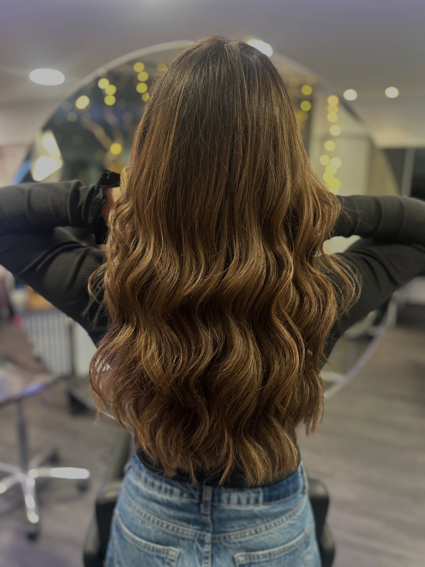Unsere Kundin wünschte sich ein ganz natürliches Ergebnis und genau das haben wir umgesetzt!

Wir haben eine sanfte Balayage gearbeitet, mit einer Hellerfärbung und nur einer minimalen Blondierung, um ihre Naturbasis harmonisch aufzuhellen. Da der Look bewusst weich und natürlich bleiben sollte, war keine zusätzliche Veredelung nötig.

Das Ergebnis: Viel Glanz, weiche Übergänge und ein gesund wirkender, natürlicher Sunkissed-Effekt ☀️✨

#wellabewegt #balayage #softblonde #naturalbalayage #bremenarsten