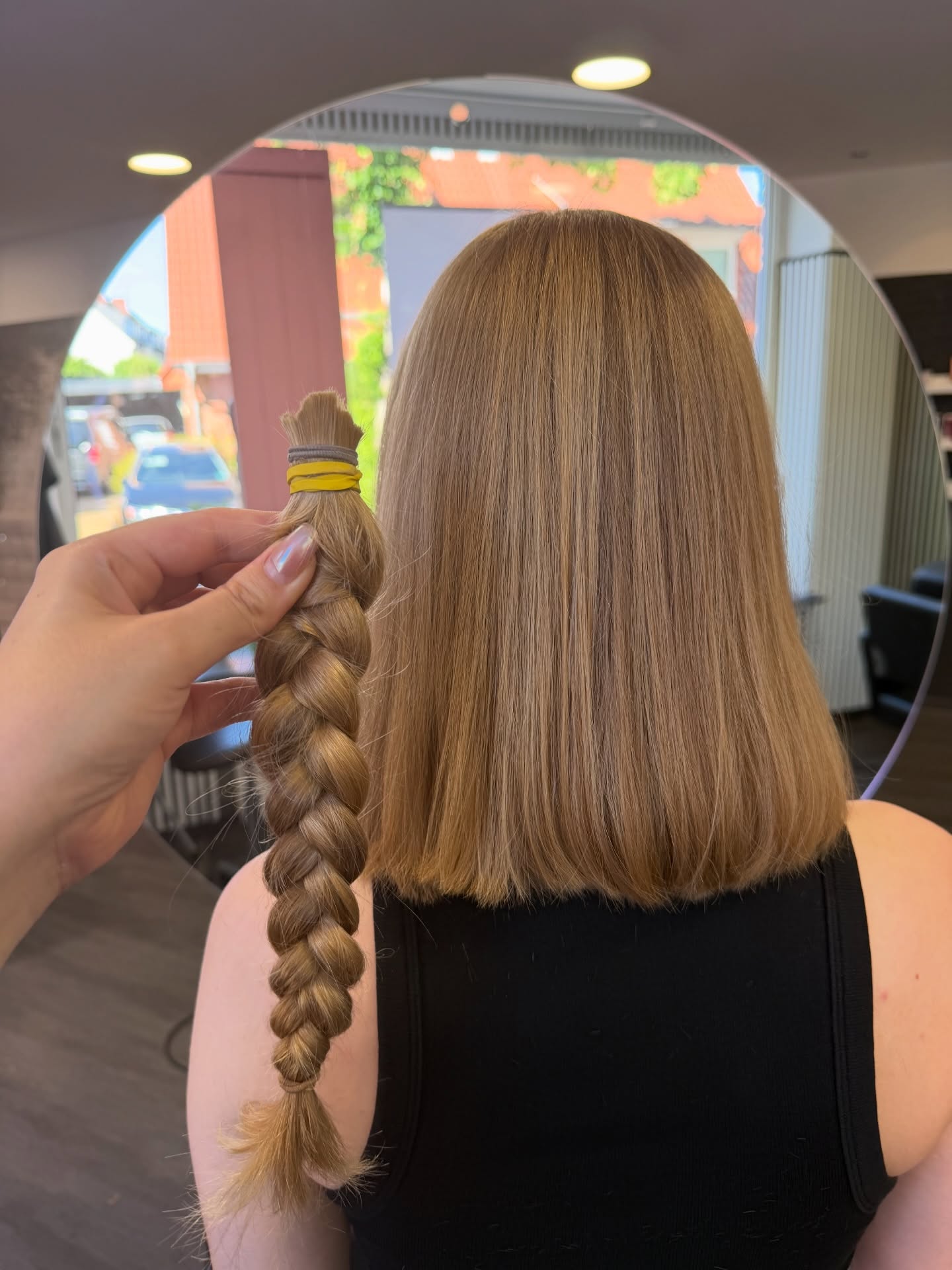 Von lang zu kurz, für einen guten Zweck. 💛✂️
Heute durften wir nicht nur eine wunderschöne Haarveränderung begleiten, sondern auch eine ganz besondere Entscheidung.
Unsere Kundin hat sich dazu entschieden, ihre langen Haare zu spenden. Mit ihrer Spende schenkt sie Hoffnung und unterstützt Menschen, die ihren eigenen Haarverlust erleben mussten.
Manchmal bedeutet ein neuer Haarschnitt eben mehr als nur eine Veränderung des Looks. 💕
Wir bedanken uns herzlich für das Vertrauen und diese tolle Geste. Es erfüllt uns immer wieder mit Freude, Teil solcher besonderen Momente zu sein.
#haarespendenfürdengutenzweck #bremen #vorhernacher #gutestun #neuerlook