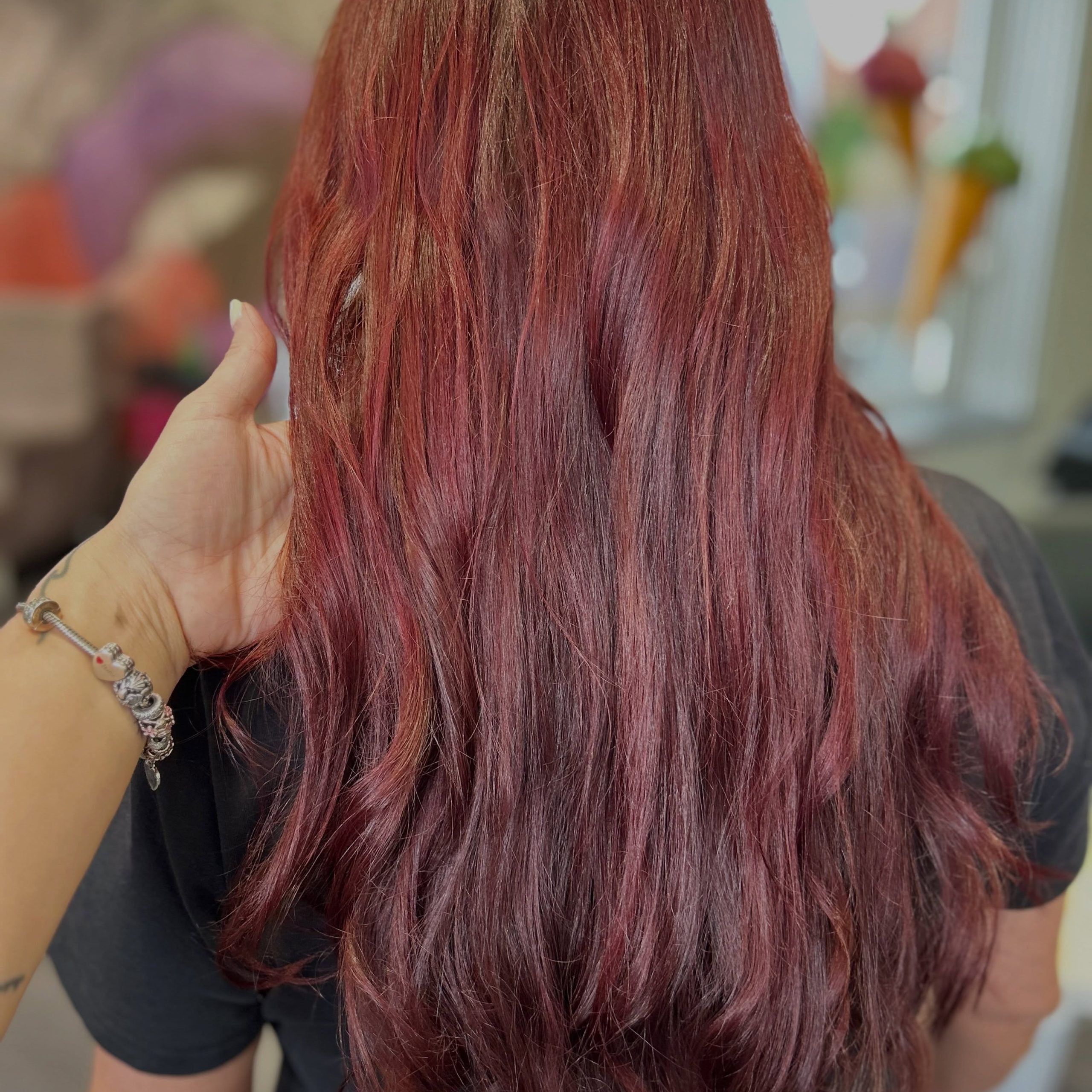 Burgundy Beauty ✨

Eine Farbe wie flüssiger Samt, tief, warm und voller wunderschöner Reflexe. ❤️
Burgundy trifft auf sanfte Kupfernuancen und zaubert ein Farbspiel, das im Licht immer wieder neu zum Vorschein kommt.

Glossy. Feminin. Einfach wow. ✨

#burgundyhair #copperhair #haircolor #hairtransformation #homeofhairbremen