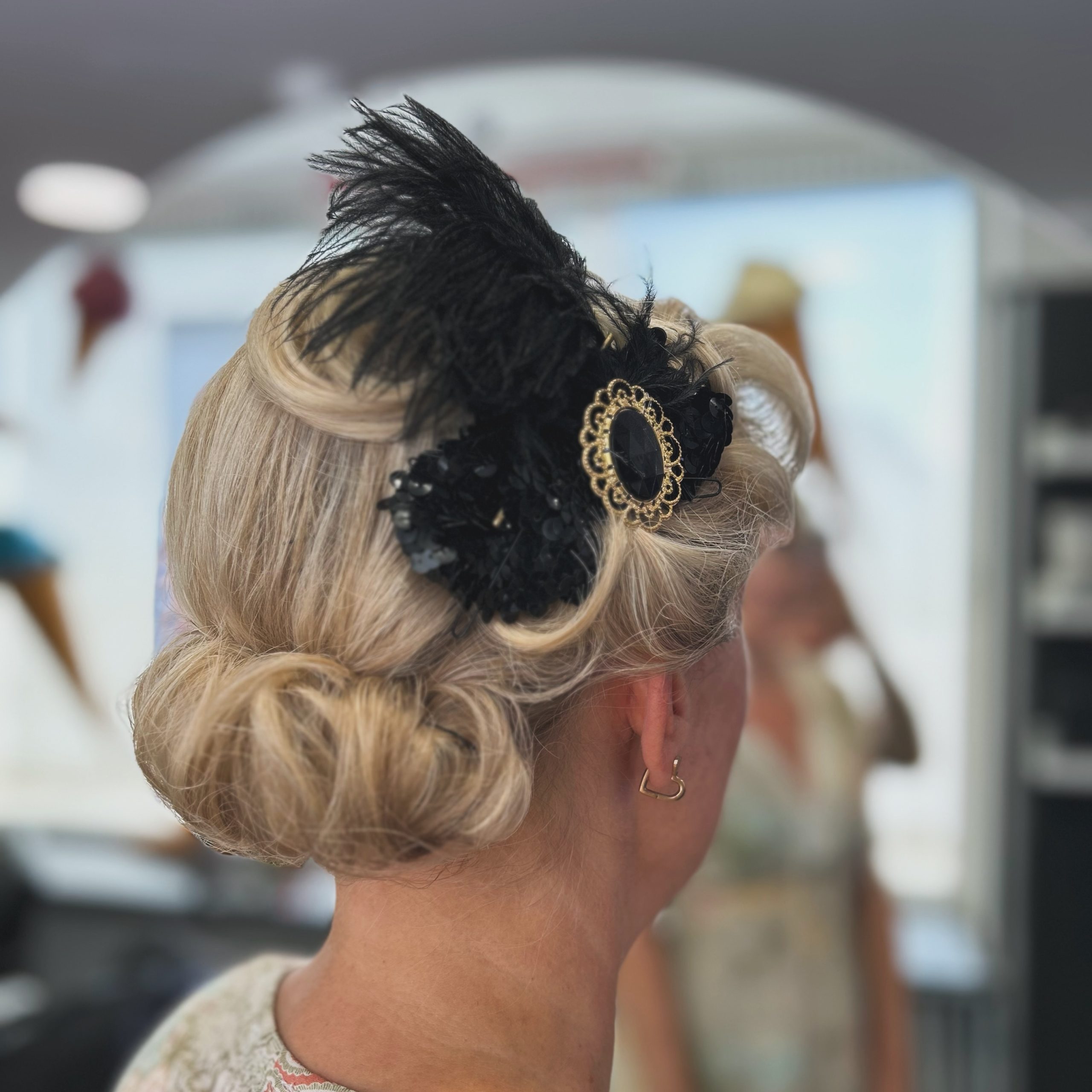 Wenn der Geburtstag unter dem Motto „Mafia“ steht, darf die Frisur natürlich nicht gewöhnlich sein. 🖤

Tülin hatte einen ganz besonderen Auftrag: 20er-Jahre-Glamour mit einer Prise Mafia.

Elegante Vintage-Details, ein klassischer Dutt und extravagantes Federschmuck-Accessoire machen diesen Look zu etwas ganz Besonderem. ✨🥂

Ein bisschen verrucht. Ein bisschen glamourös. Ganz viel 20er.

#1920sHair #MafiaStyle #VintageGlam #GlamourHair #HairInspo