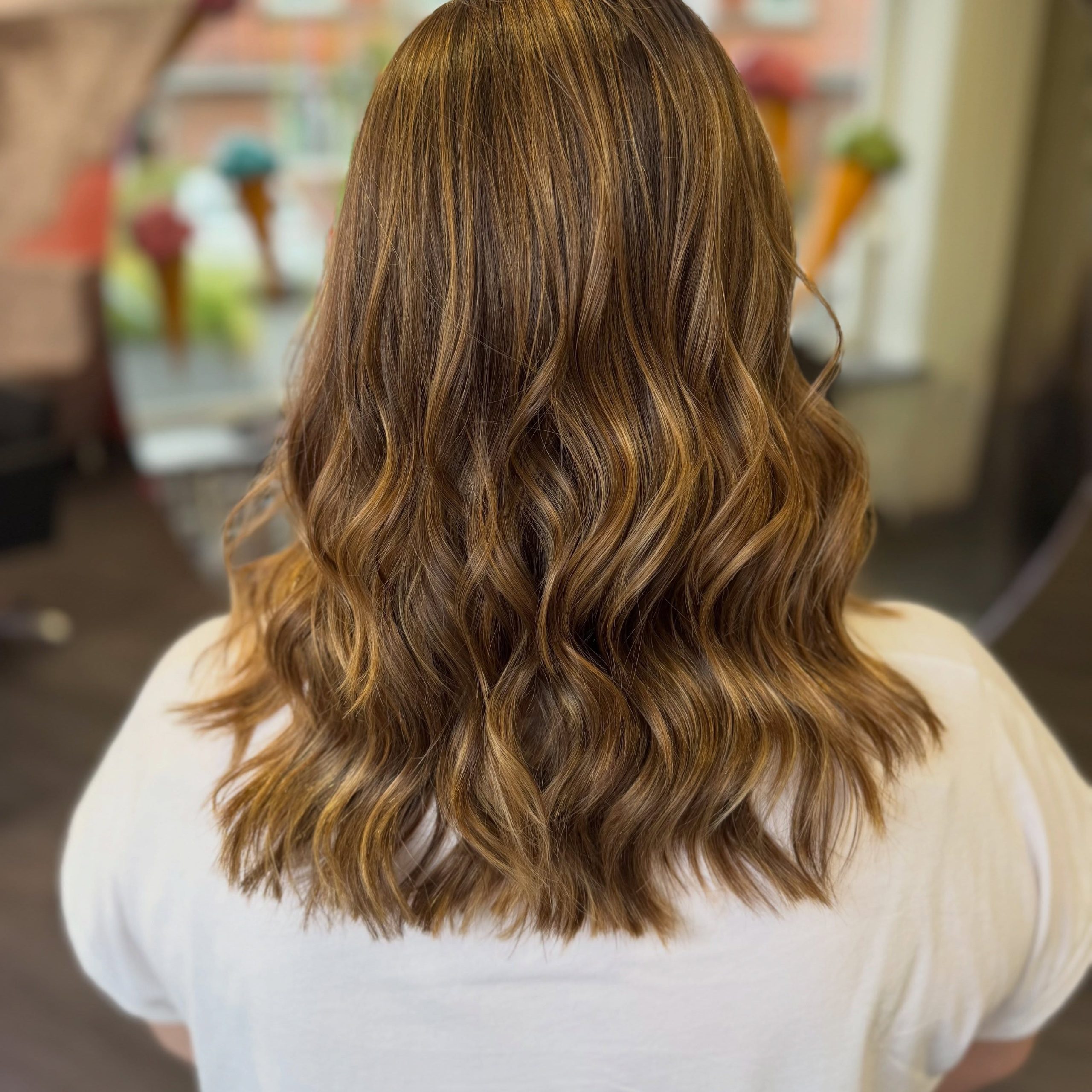 Balayage Refresh ✨🤎

Die Kundin wünschte sich, ihre Balayage wieder etwas höher zu setzen – dabei aber weiterhin natürlich und soft zu bleiben und nicht zu blond zu werden.

Dafür haben wir mit einer Foilyage gearbeitet und im Anschluss mit Shinefinity ein Glossing gesetzt. ✨
Das Ergebnis: natürliche, warme Dimension, weiche Übergänge und ganz viel Glanz, genau die richtige Mischung aus aufgefrischt und trotzdem natürlich. 

#bremen #foliage #shinefinity #bremenarsten #beforeandafter